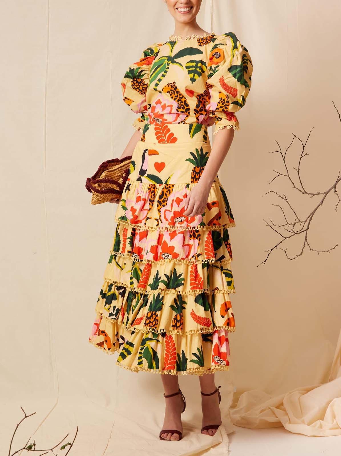 Elegantes zweiteiliges Set mit tropischem Print, Puffärmeln und Rüschen