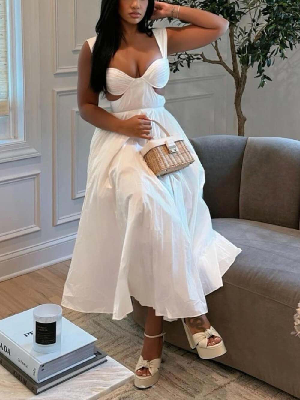 Elegante abito midi plissettato con schiena scoperta e dettagli cut-out