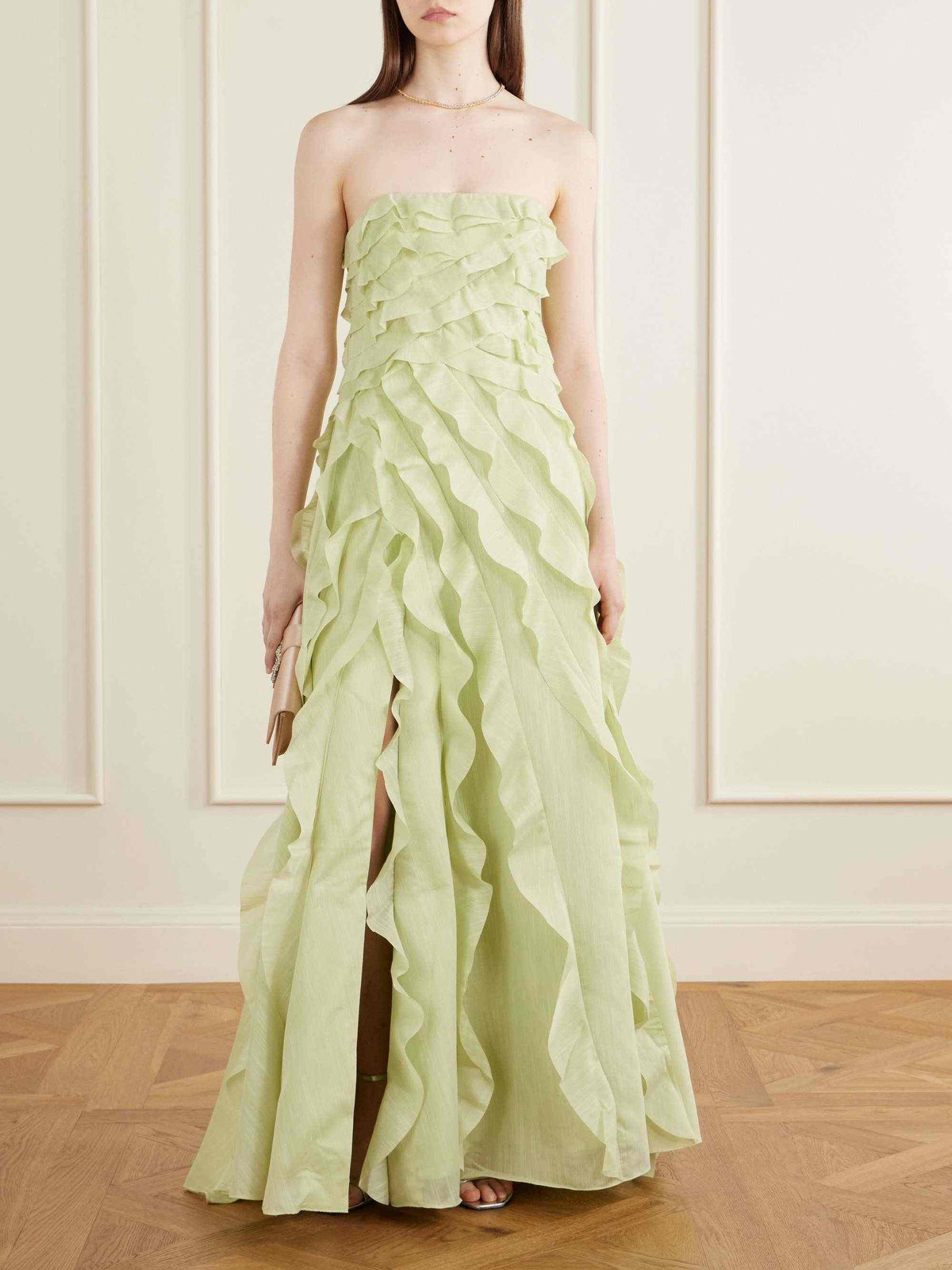 Trägerloses Maxikleid mit Kaskadenrüschen und hohem Schlitz