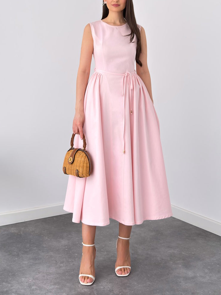 Elegante abito midi senza maniche a linea A con cintura da annodare in vita