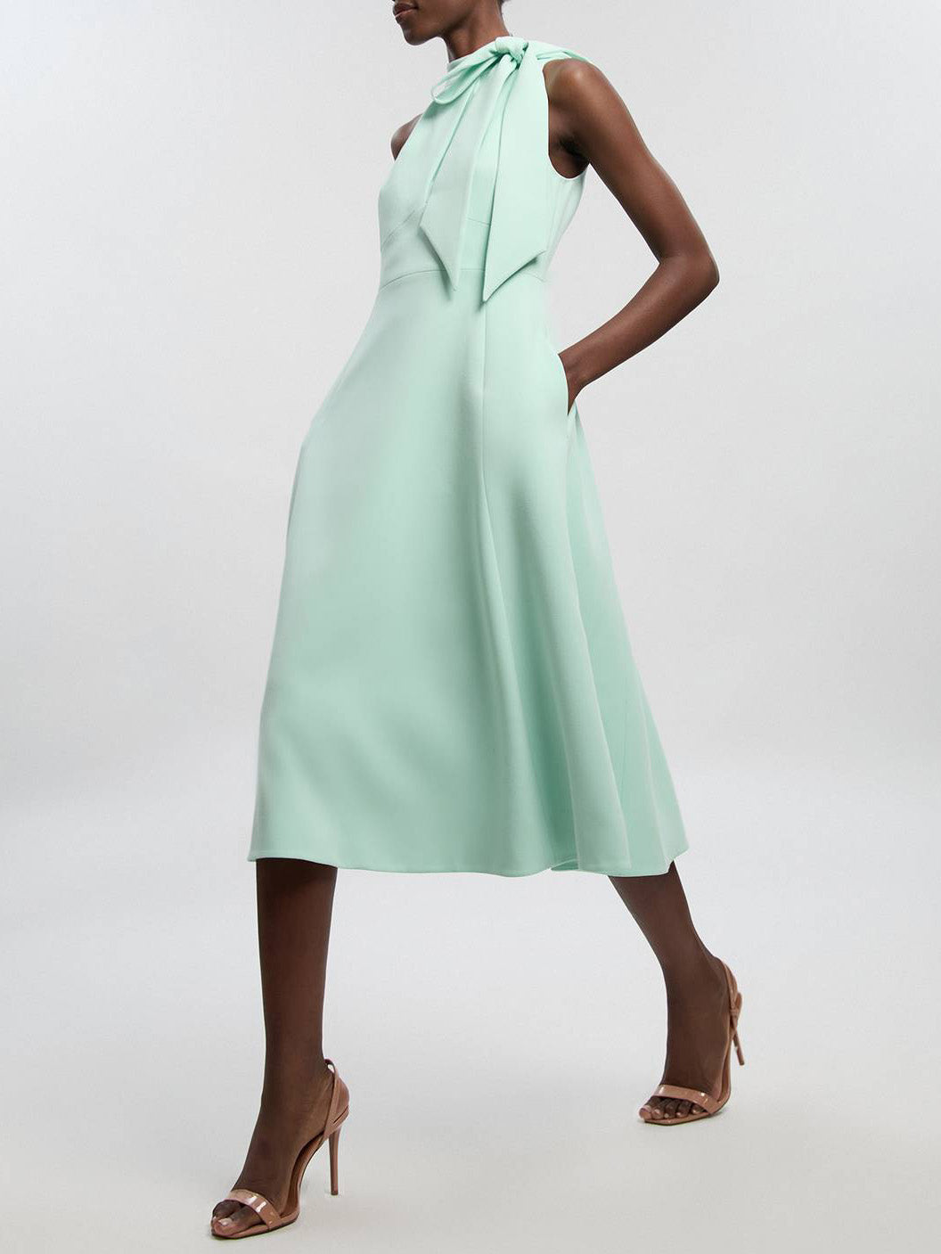 Elegantes ärmelloses A-Linien-Midikleid mit Schleifendetail