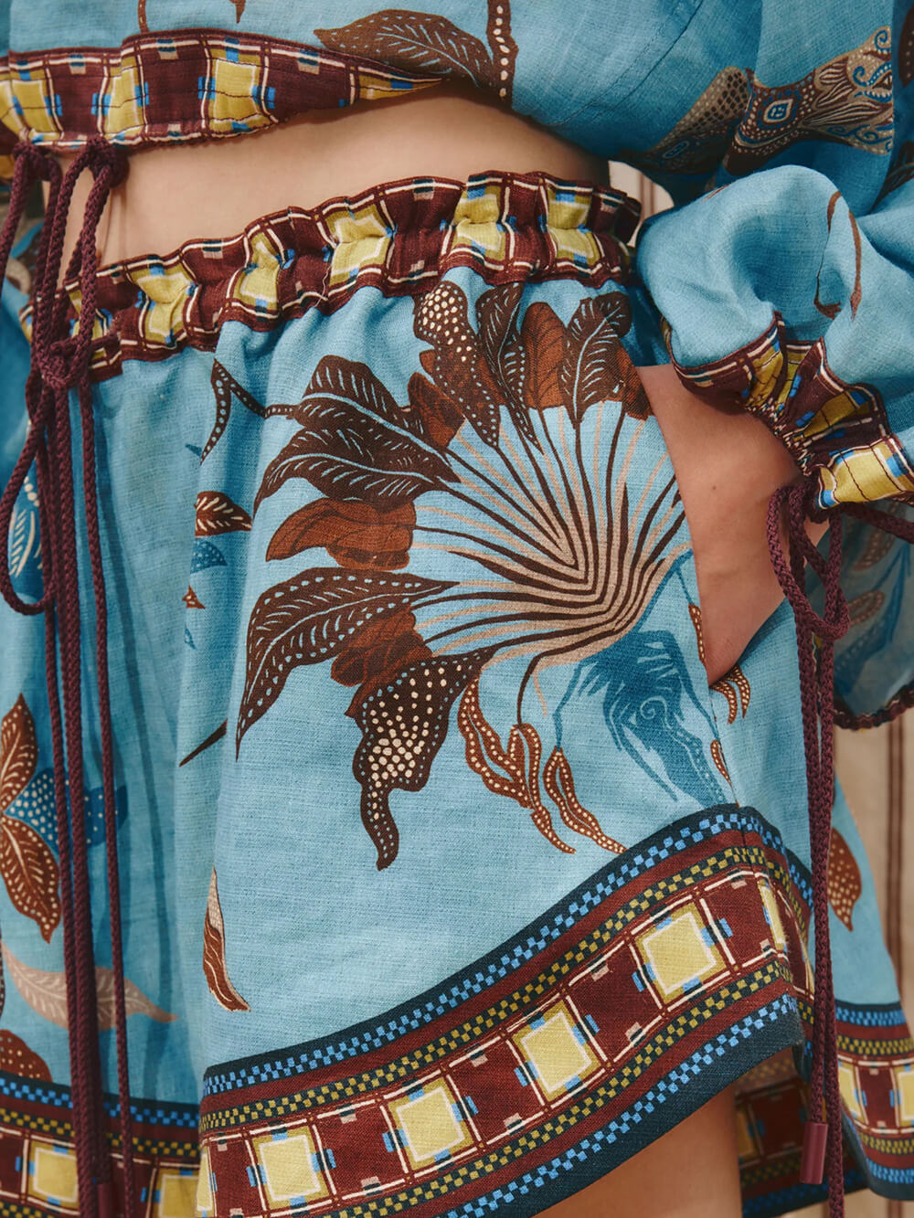 Completo con top a spalle scese e pantaloncini, stampa boho color block e coulisse
