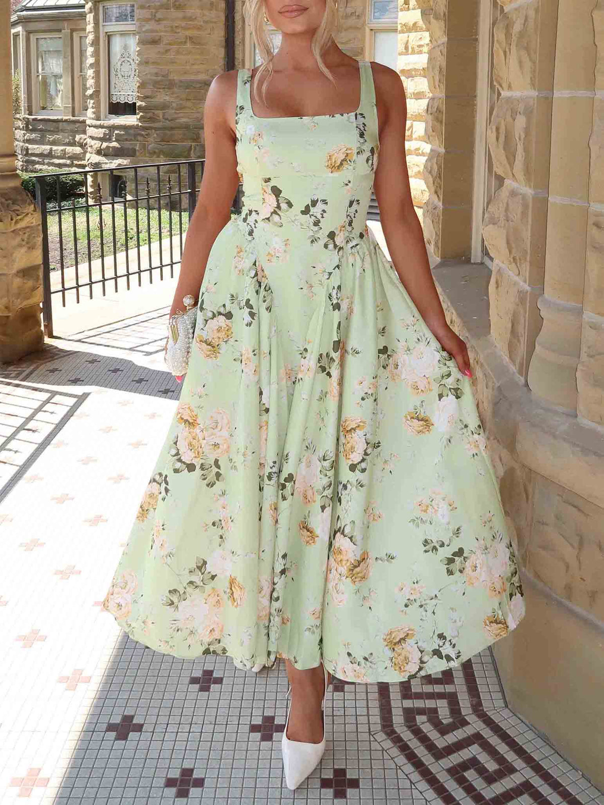 Abito midi elegante con stampa floreale e scollo quadrato