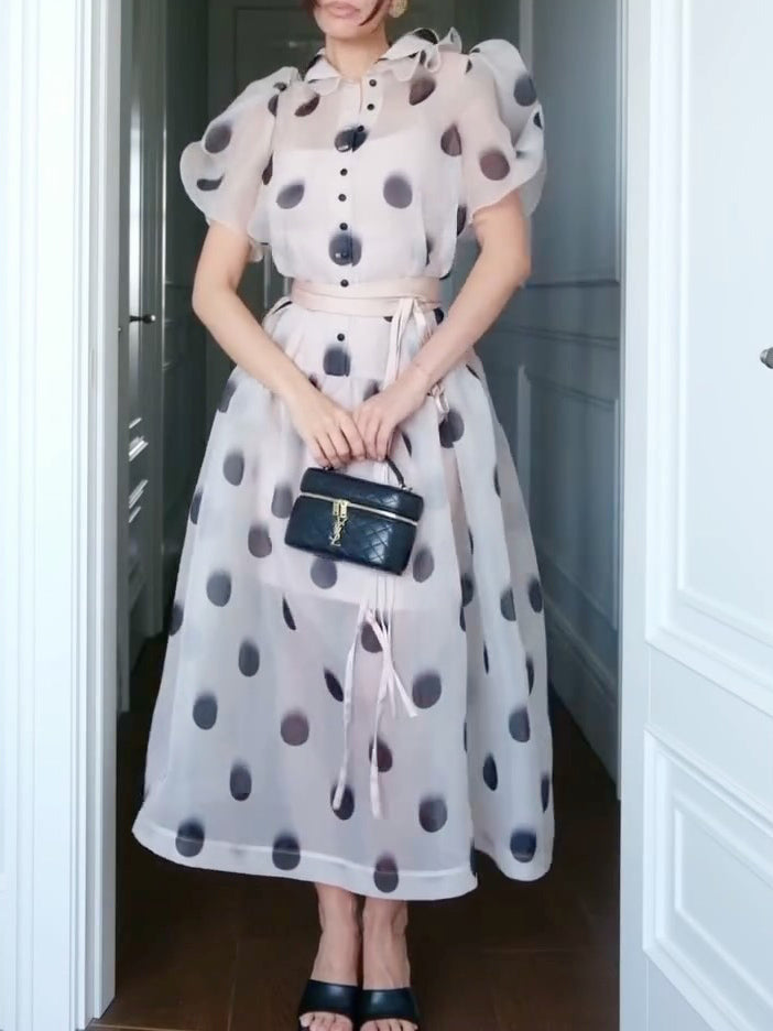 Elegantes Midikleid aus Organza mit Punkten und Puffärmeln