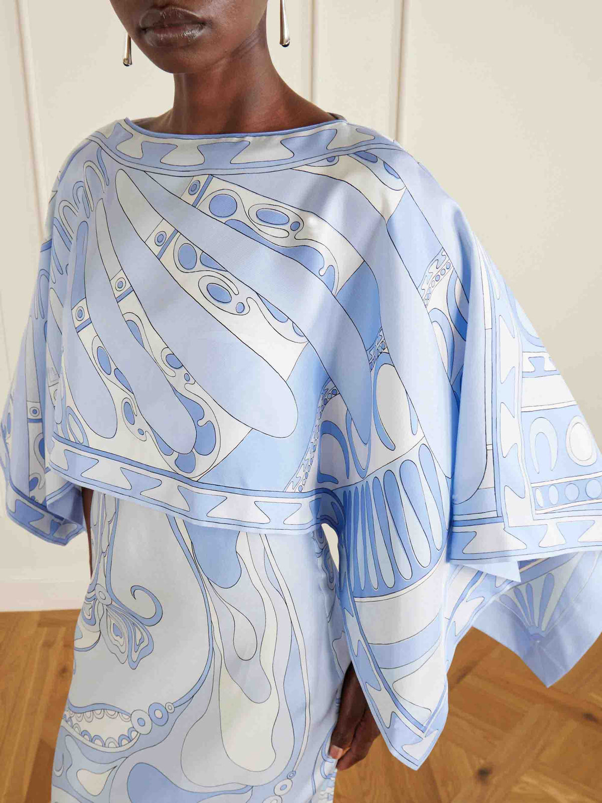 Elegante completo a due pezzi in raso con stampa astratta e maniche a mantella