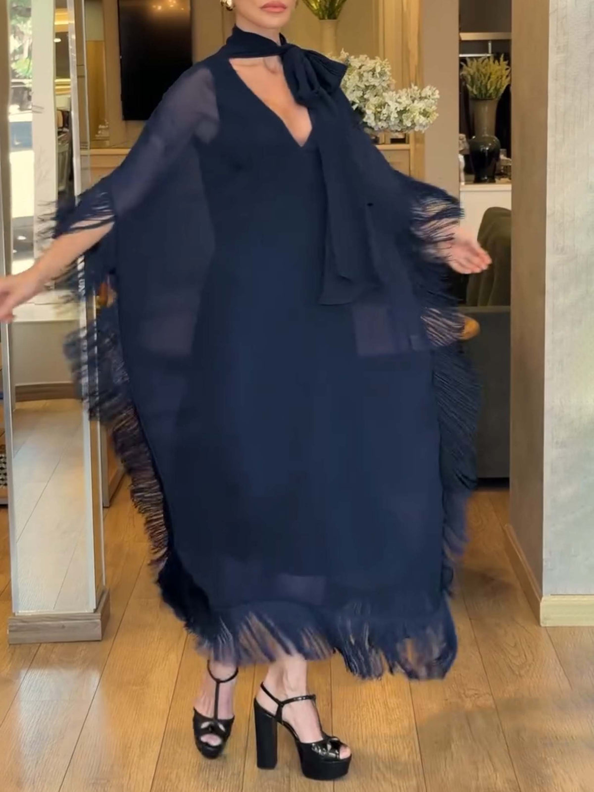 Vestido maxi elegante de chiffon fluido, estilo kaftan e com franjas