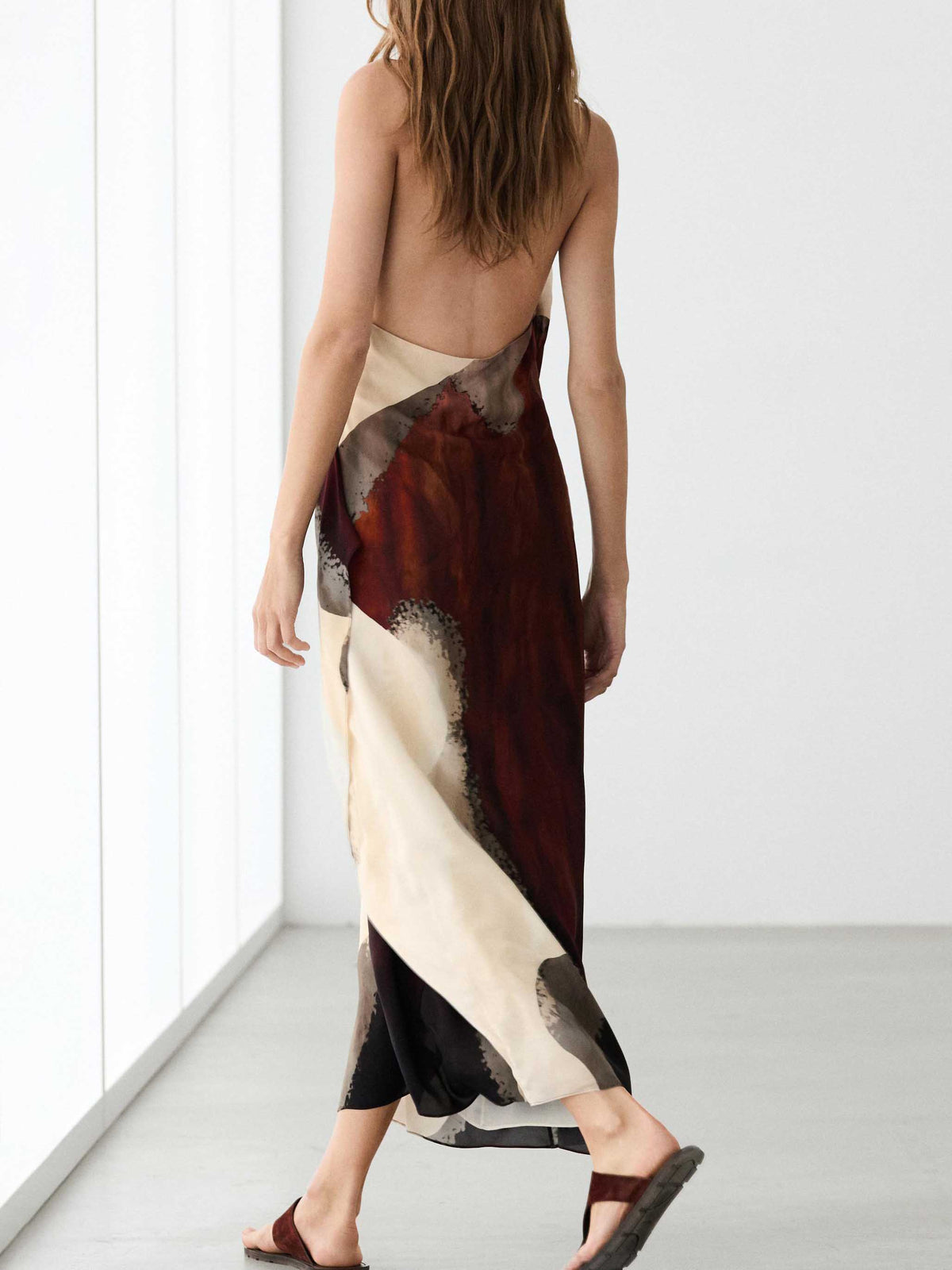 Vestido comprido elegante com estampado abstrato e decote cai-cai ao pescoço
