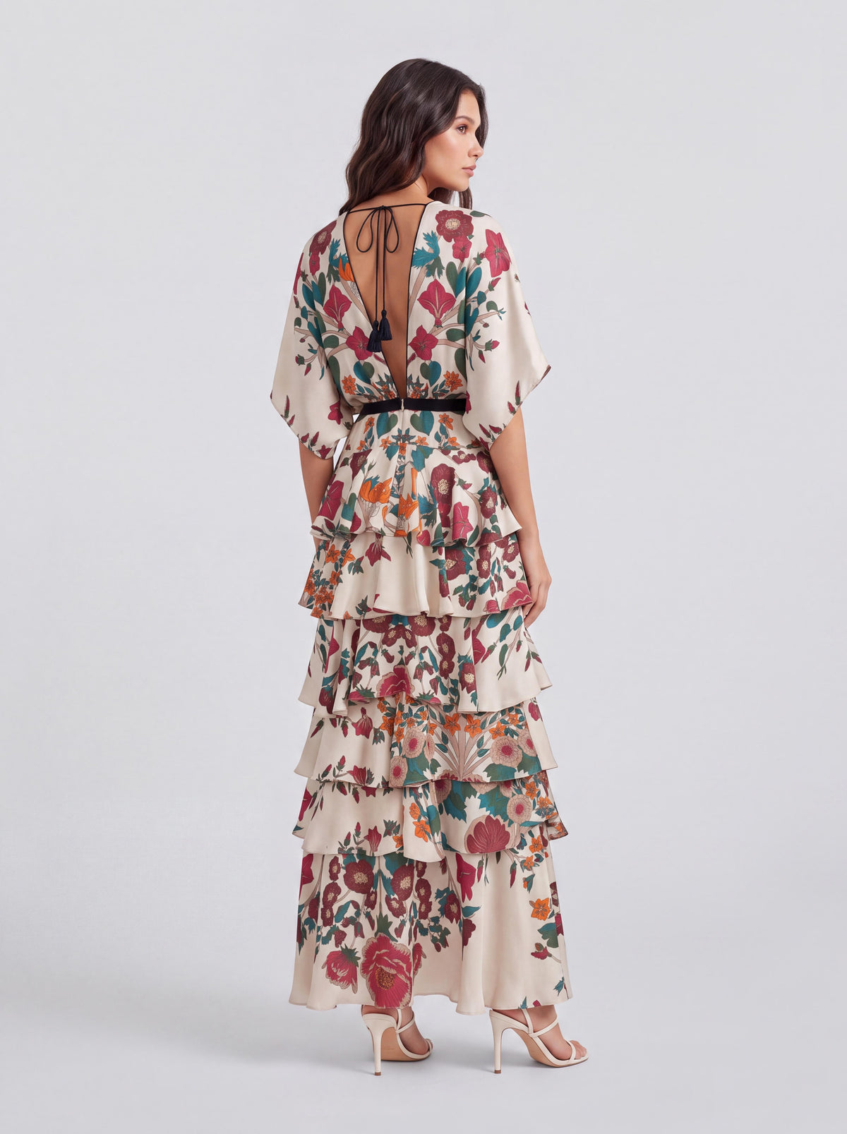 Vestido de férias vintage com estampado floral, decote em V profundo, mangas morcego, cintura marcada e folhos em várias camadas