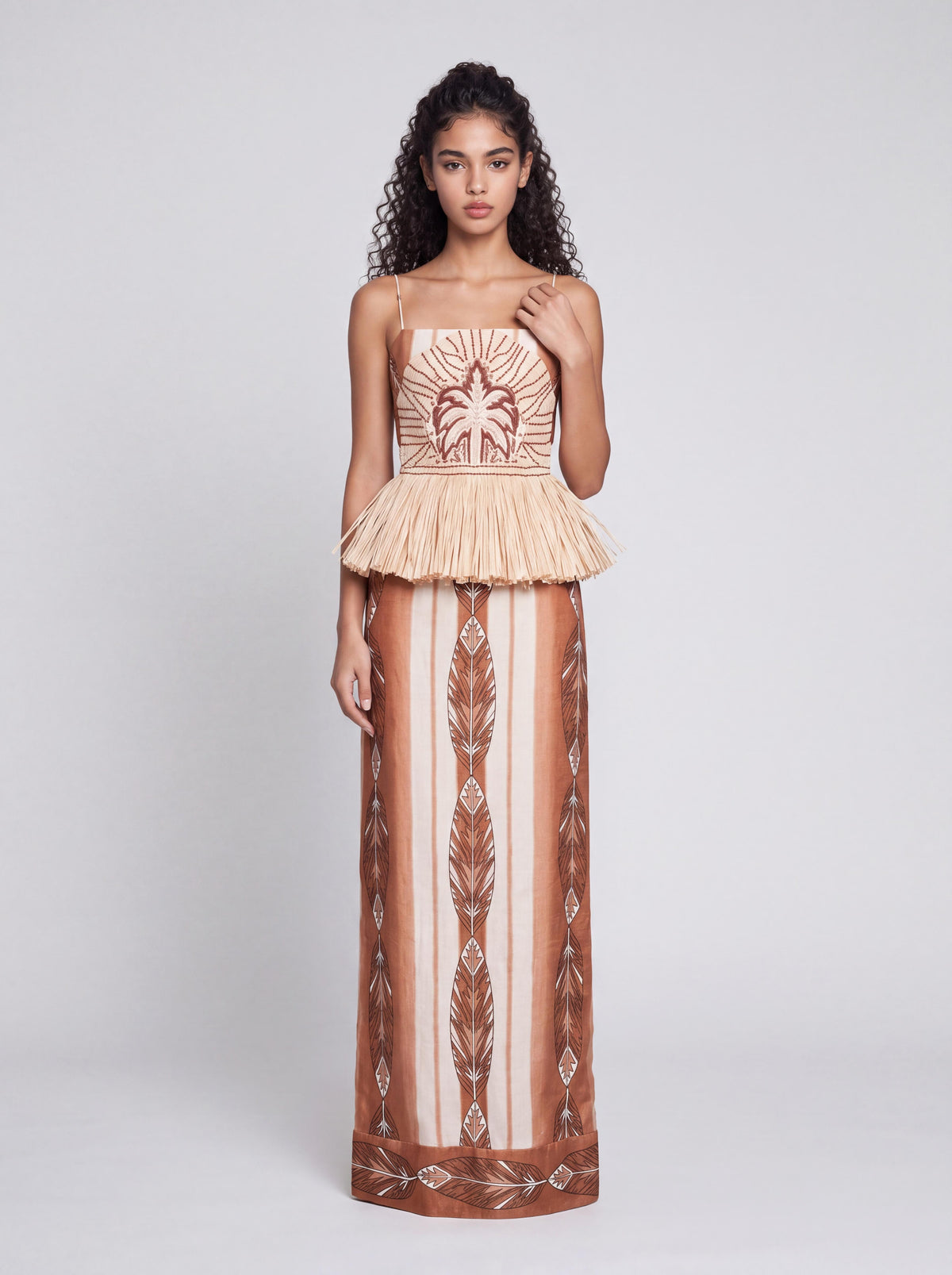 Robe longue bohème à fines bretelles, empiècements à pompons et imprimé plumes de palmier
