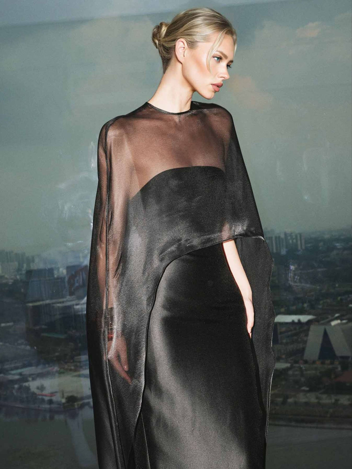 Vestido comprido elegante de cetim, com sobreposição de capa transparente