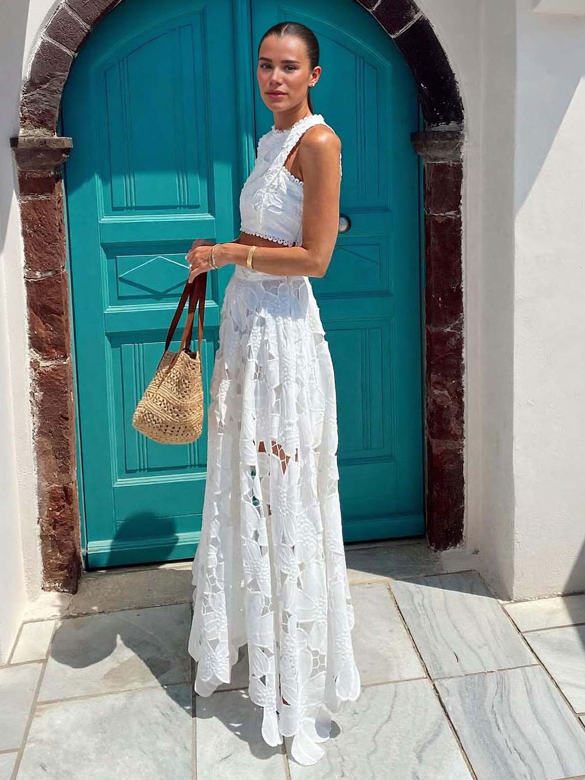 Elegante completo due pezzi con gilet corto in pizzo floreale traforato