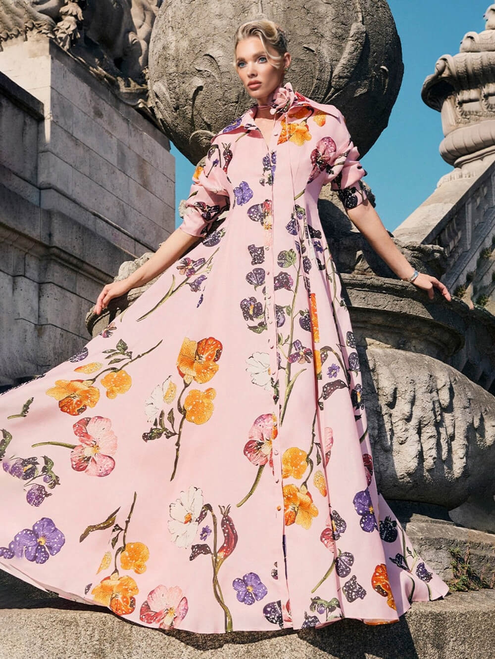 Vestido largo elegante de línea A con estampado floral y cierre de botones delantero