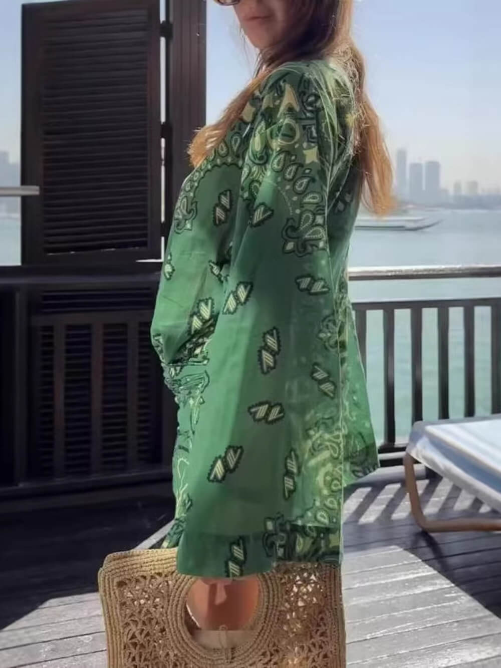 Robe courte de vacances à col V, manches évasées et ourlet asymétrique