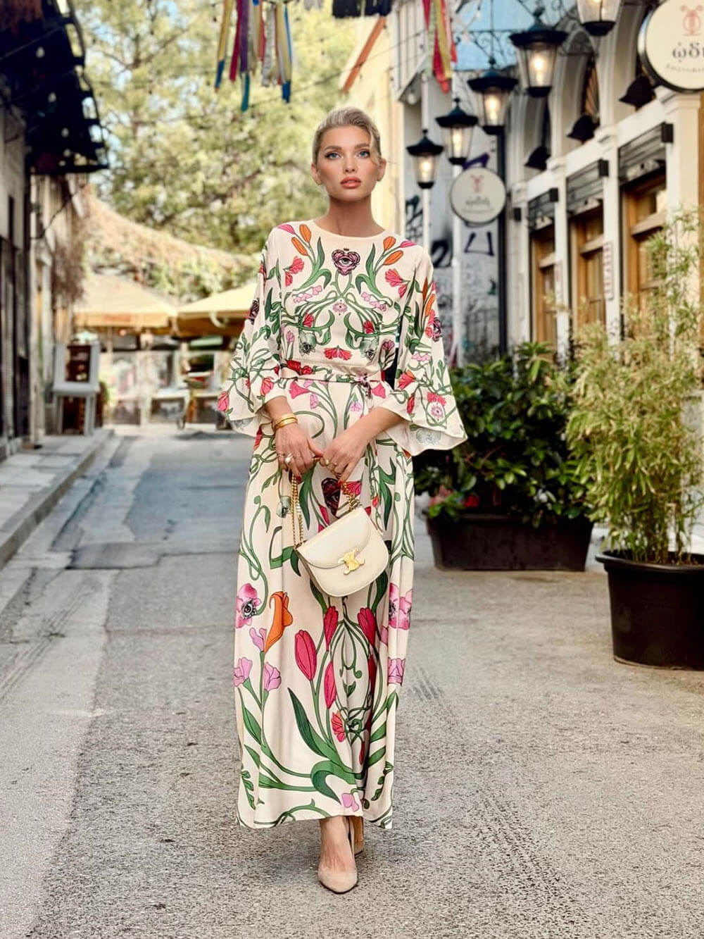 Vestido maxi boémio estampado com flores e corte amplo