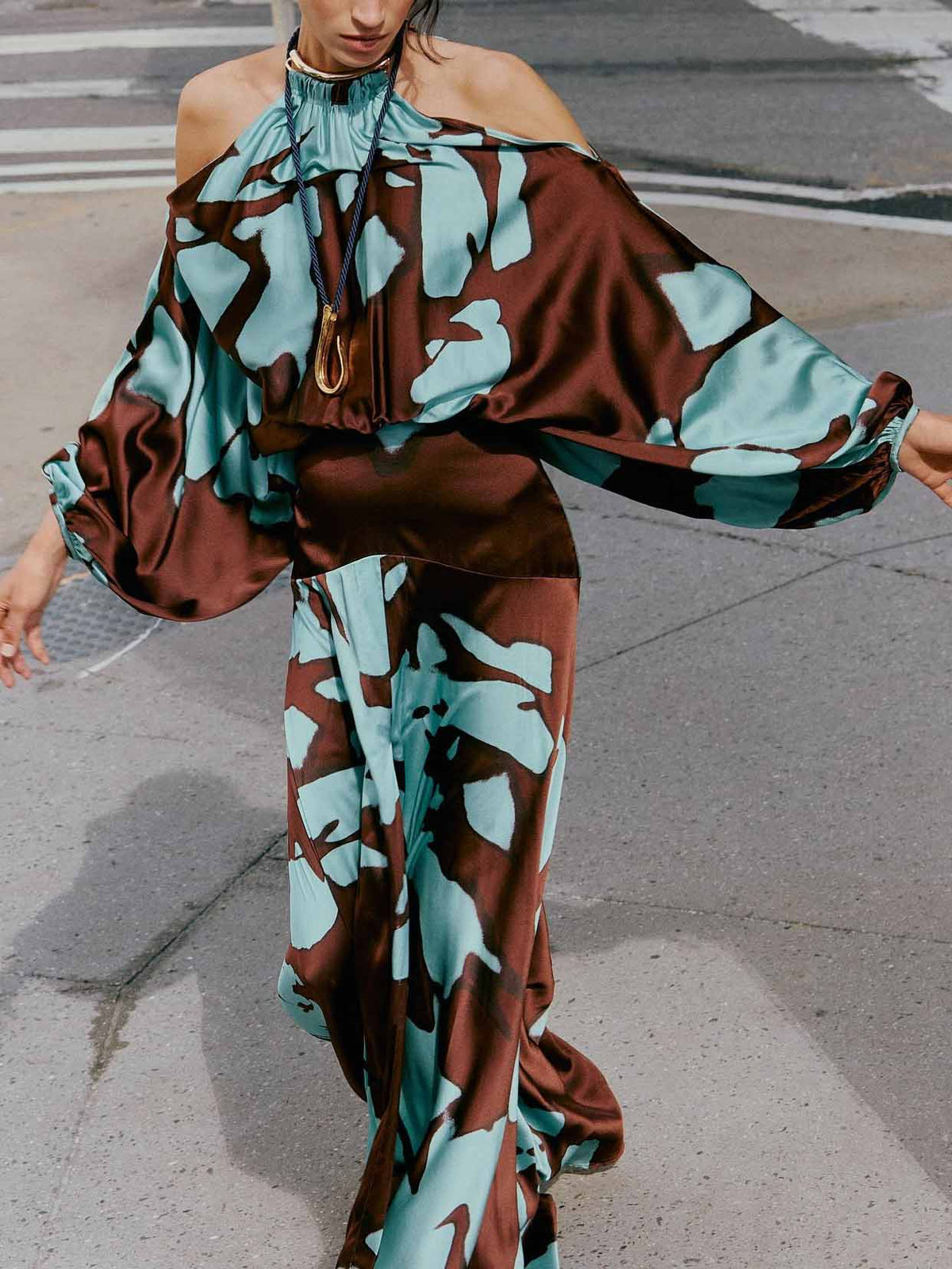 Vestido maxi elegante con hombros descubiertos y estampado abstracto