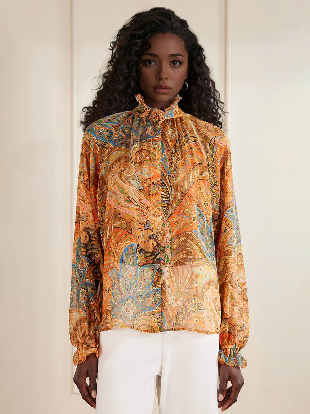 Exquisite Chiffonbluse mit Paisleymuster und Rüschenbesatz