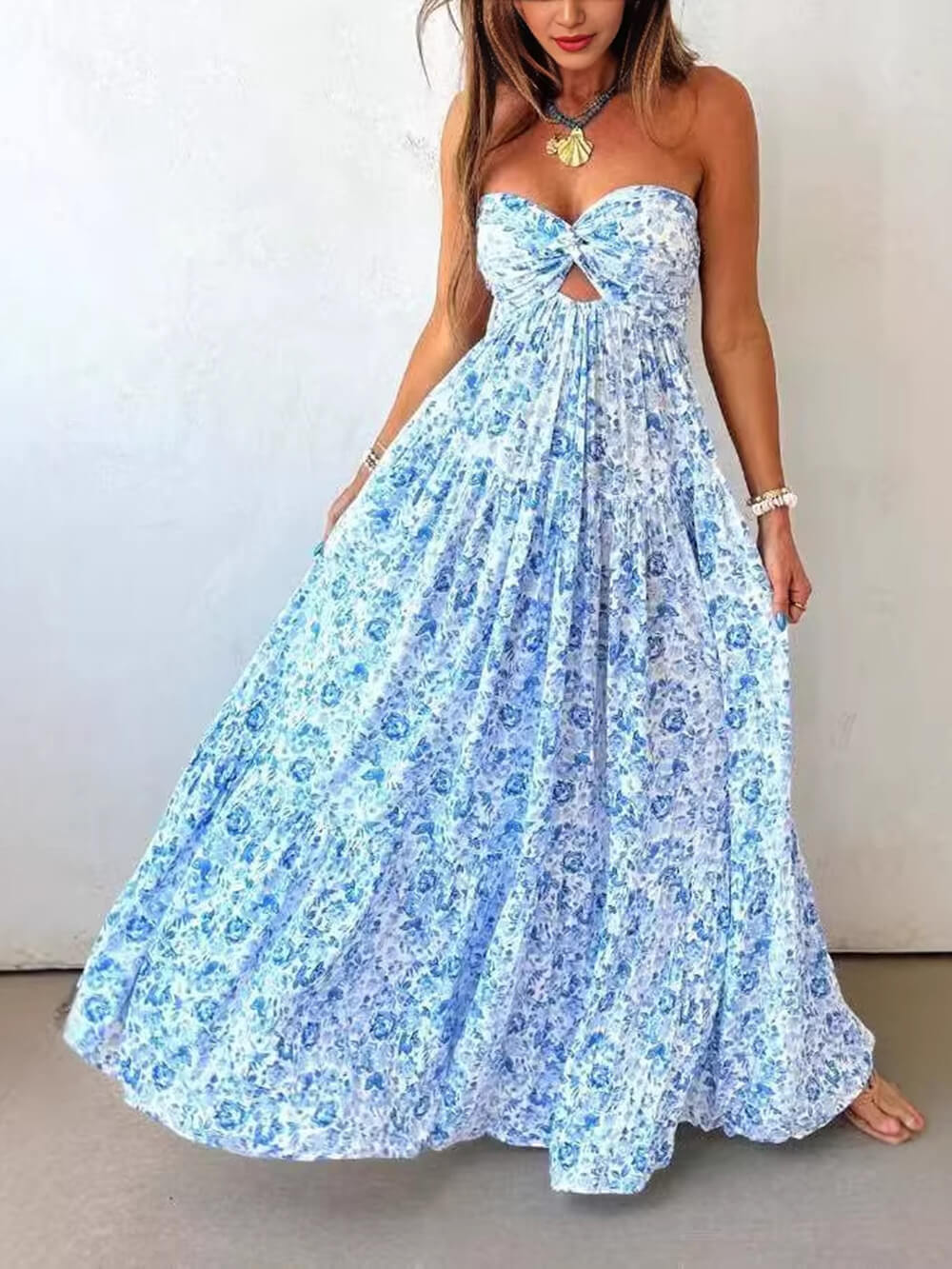 Abito lungo boho fluido senza spalline, con stampa floreale, nodo e aperture