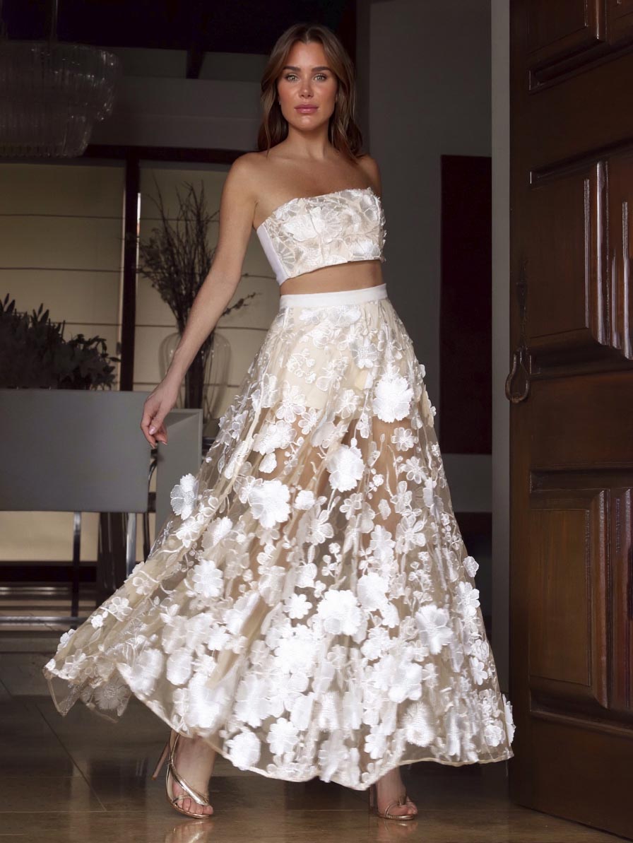 Elegante completo a due pezzi con top corto senza spalline in pizzo floreale e gonna lunga