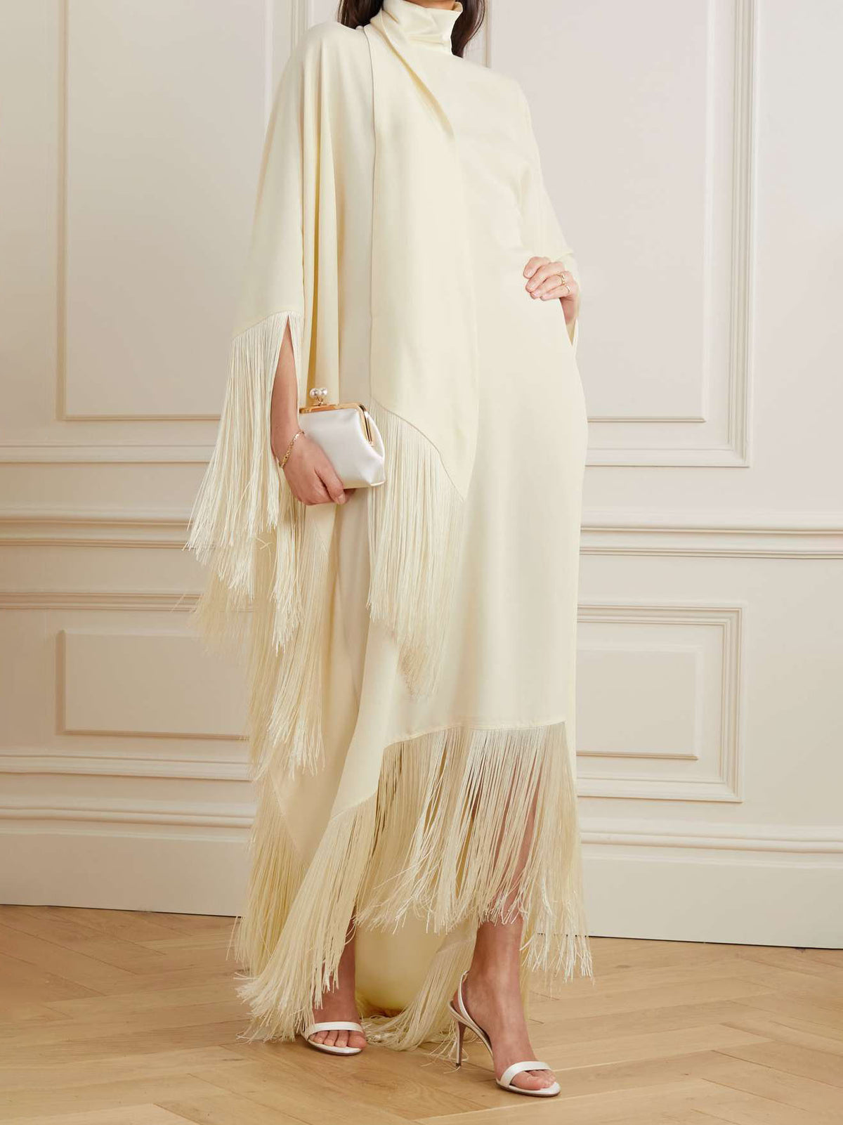Elegante abito lungo asimmetrico a collo alto con finiture di frange