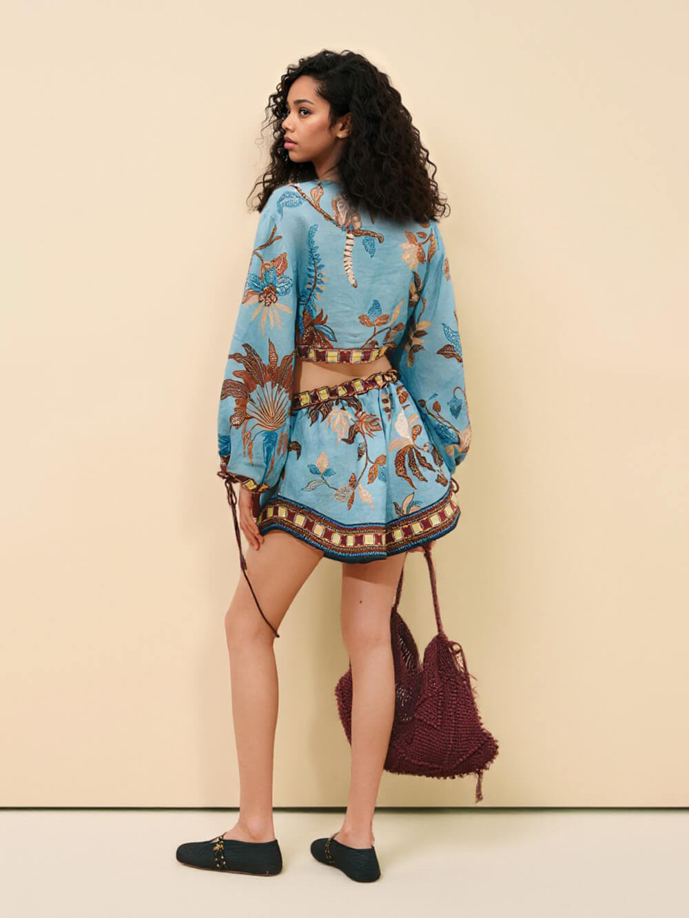 Completo con top a spalle scese e pantaloncini, stampa boho color block e coulisse