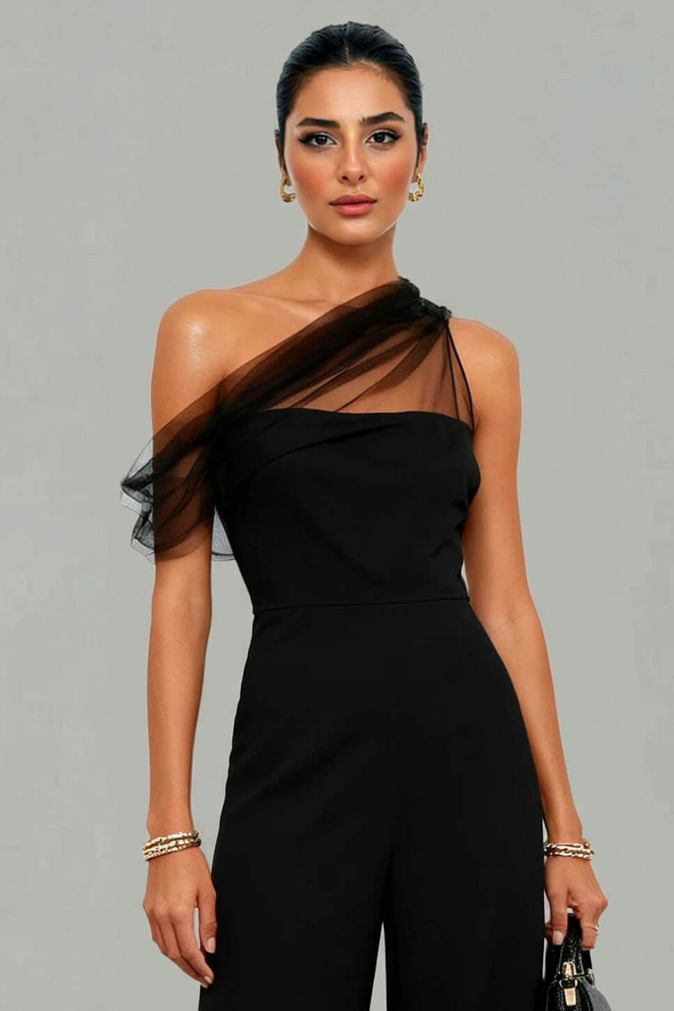 Eleganter Jumpsuit mit Mesh-Einsätzen und einem freien Schulterbereich