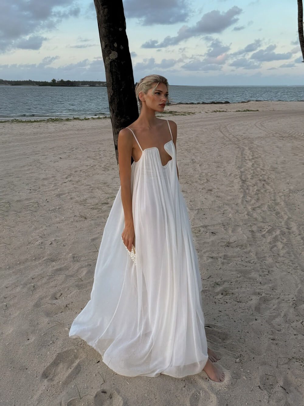 Vestido comprido informal, fluido e folgado em chiffon, com decote profundo e abertura no peito