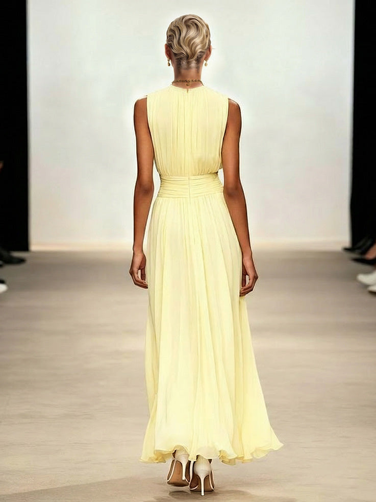 Abito lungo elegante senza maniche in chiffon plissettato