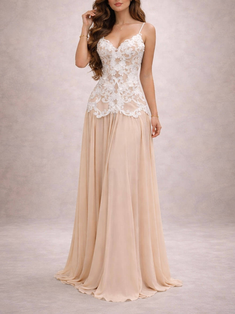 Exquisites Maxikleid mit Spitzenbesatz, offenem Rücken und verstellbaren Trägern