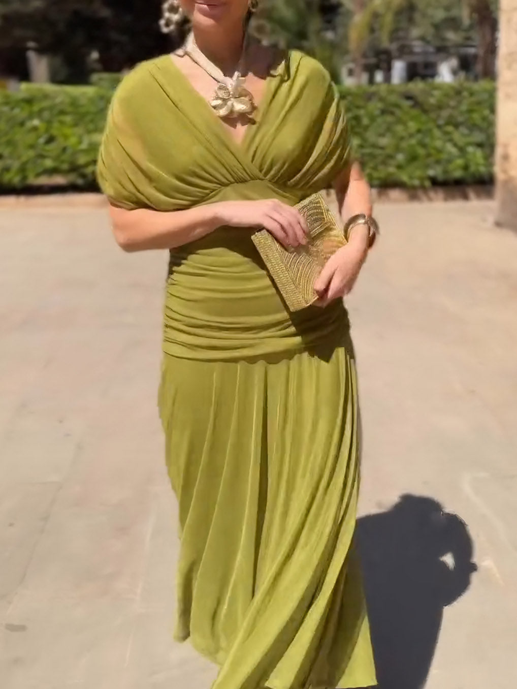 Elegantes, fließendes Maxikleid mit V-Ausschnitt und Plisseefalten