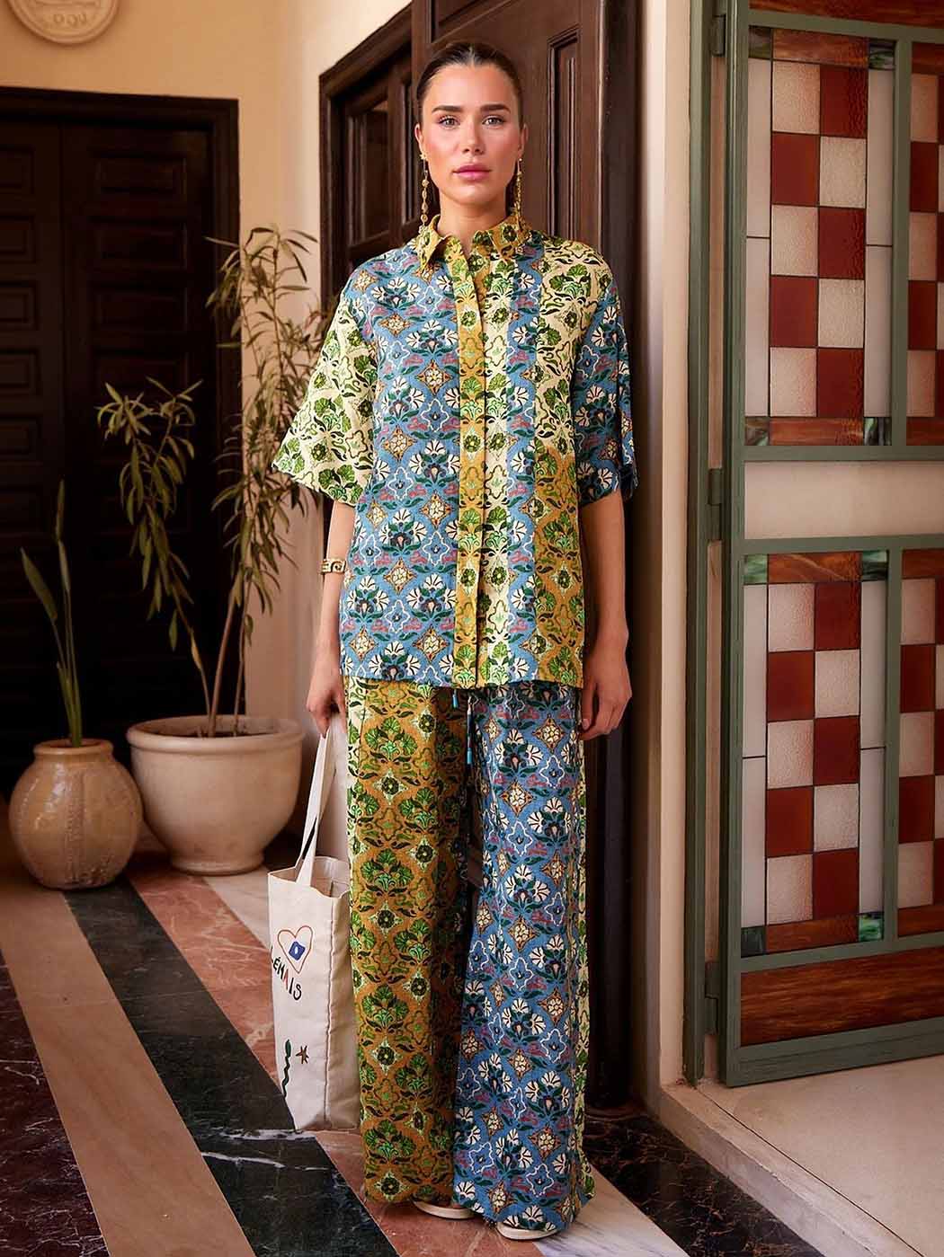 Set rétro di due pezzi con camicia e pantaloni a gamba larga con stampa artistica