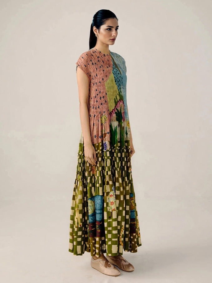 Vestido maxi vintage com pregas e padrão estampado