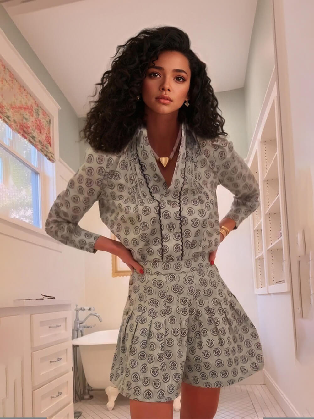 Completo con camicia a maniche lunghe con colletto e stampa rétro e pantaloncini a vita alta