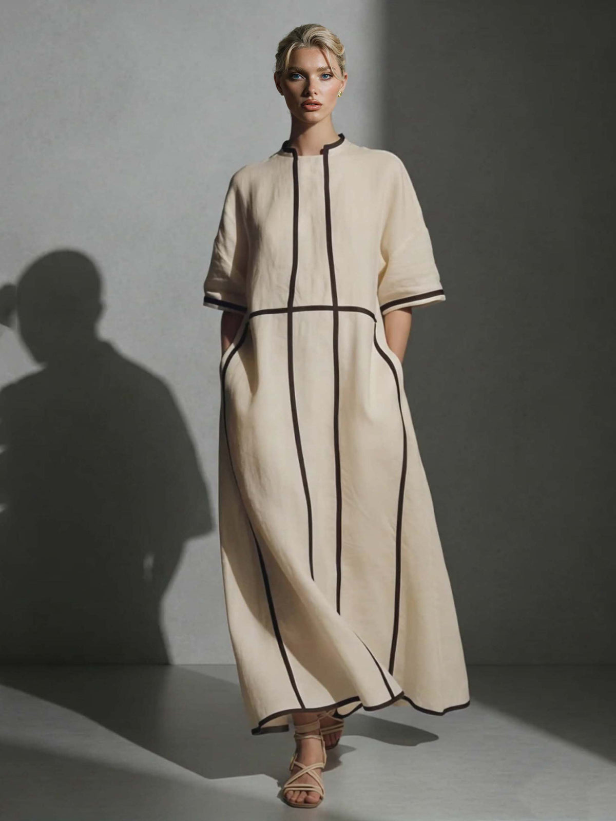 Abito midi minimalista in lino beige con profili neri
