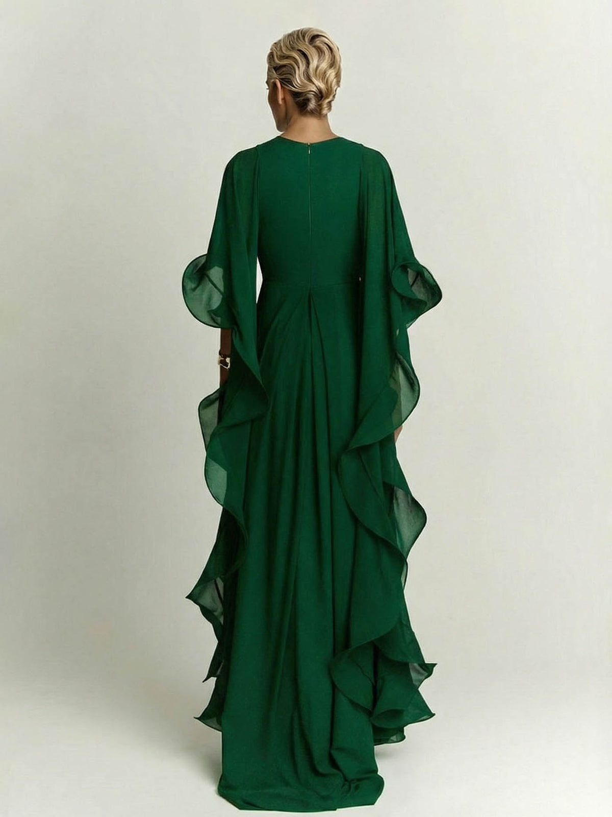 Elegante abito lungo fino ai piedi in chiffon, con maniche drappeggiate