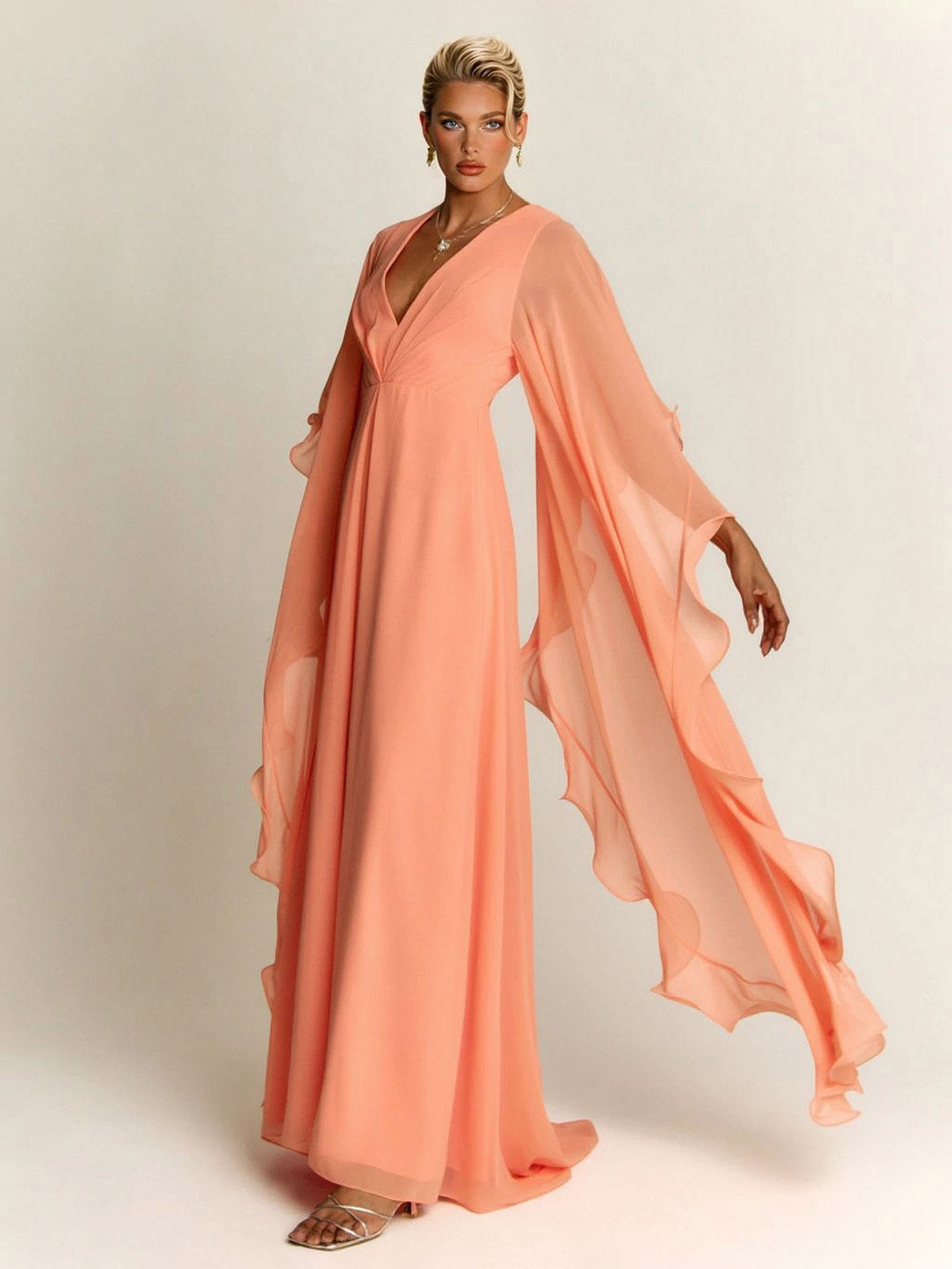 Elegante abito lungo fino ai piedi in chiffon, con maniche drappeggiate