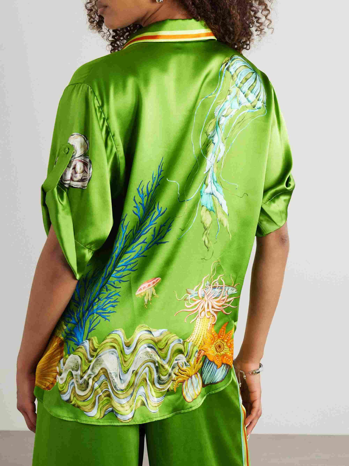 Camisa de manga corta con cuello y estampado oceánico en satén