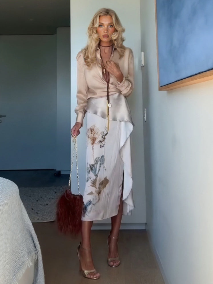 Elegantes Set aus geknoteter Bluse und bedrucktem Rock