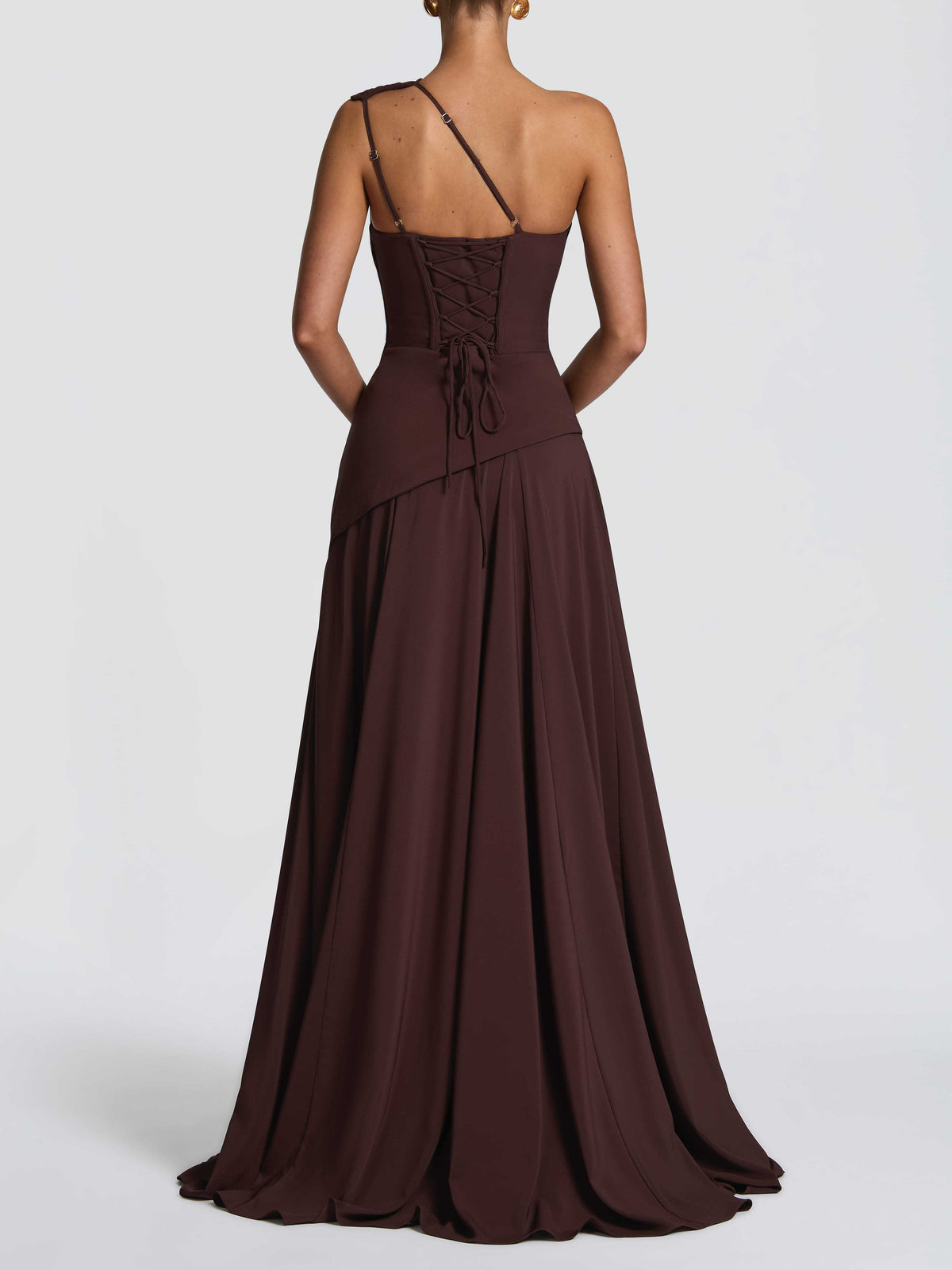 Elegante abito lungo in chiffon monospalla arricciato con cintura da annodare in vita