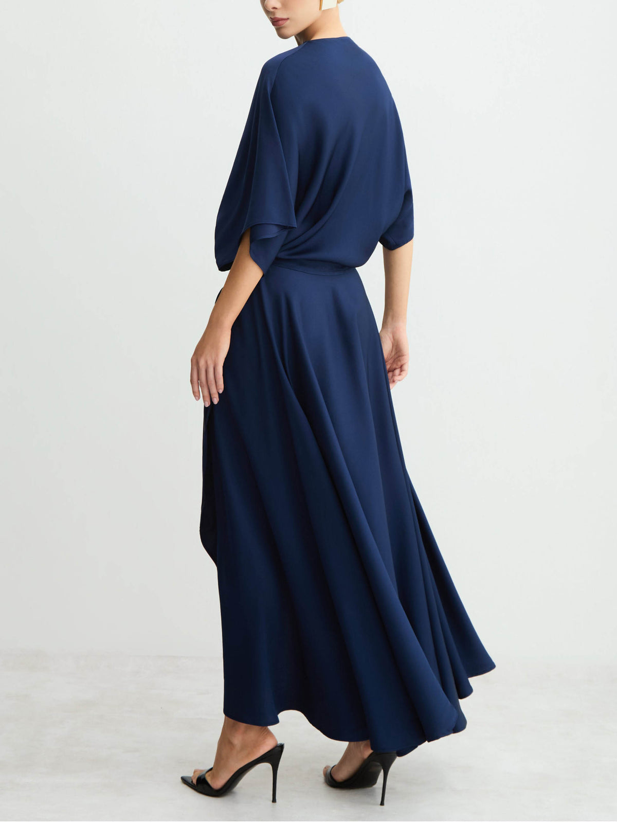 Elegantes fließendes Wickelkleid aus Satin in Midilänge