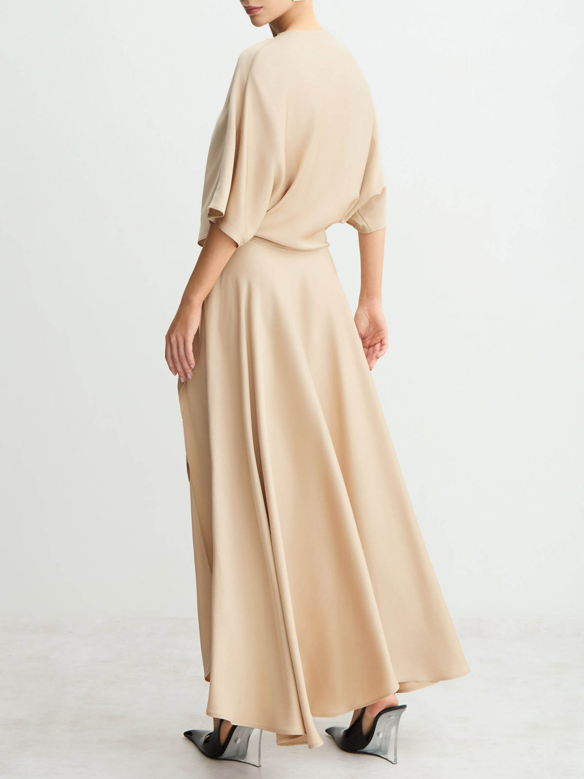Elegantes fließendes Wickelkleid aus Satin in Midilänge