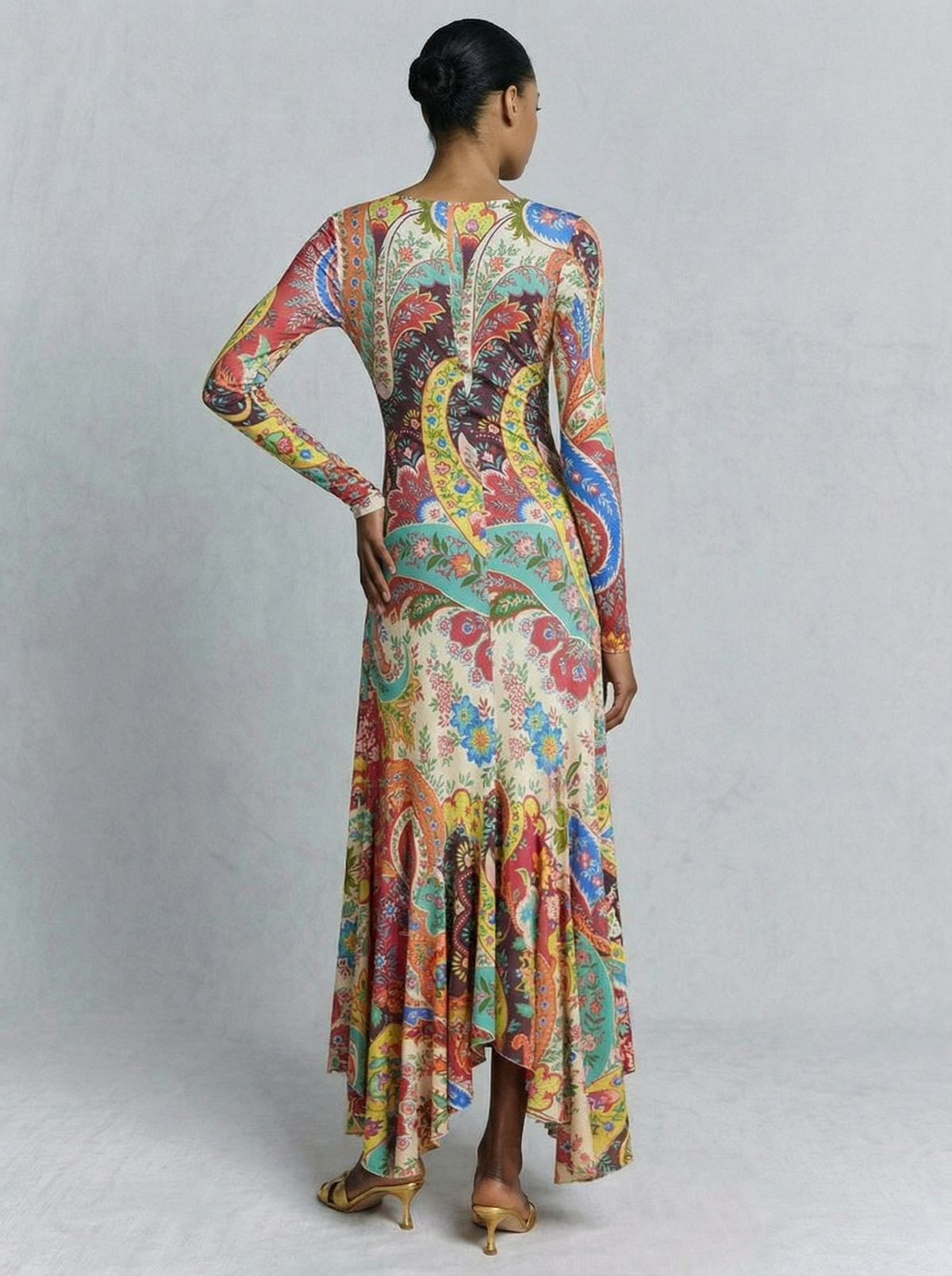 Farbenfrohes Maxikleid mit Paisleymuster, V-Ausschnitt und Volantsaum