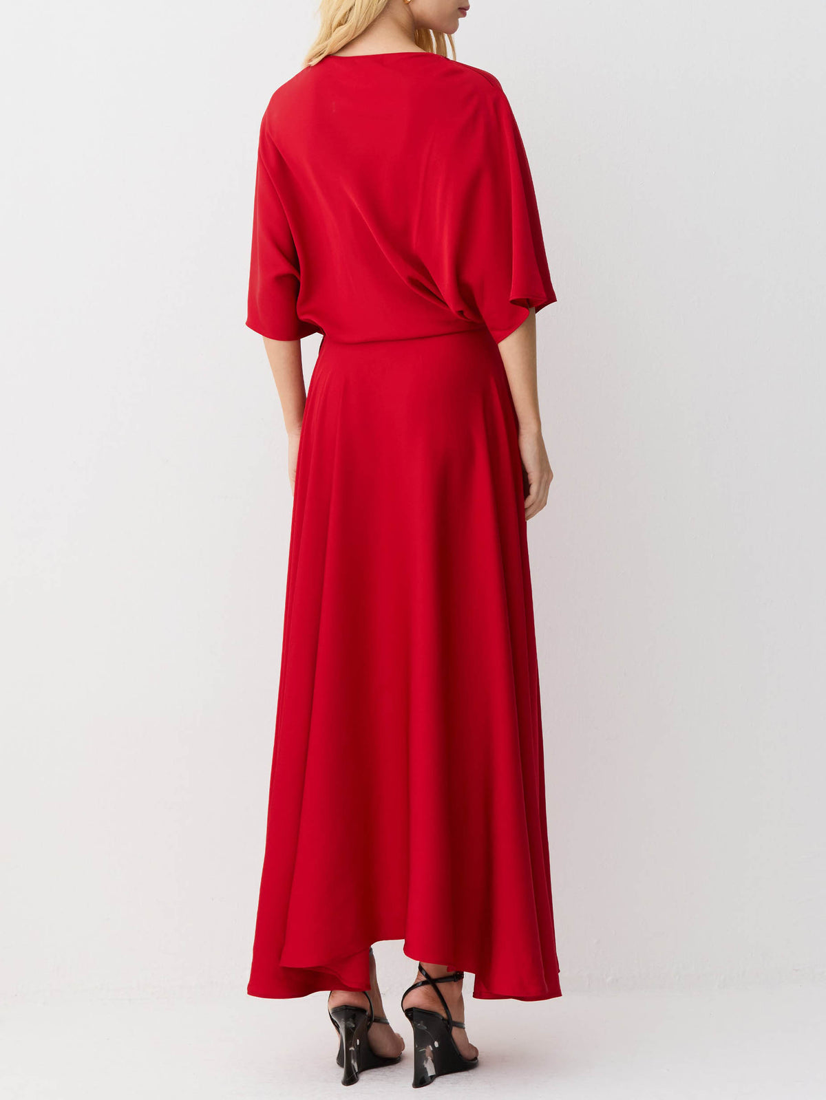 Elegantes fließendes Wickelkleid aus Satin in Midilänge