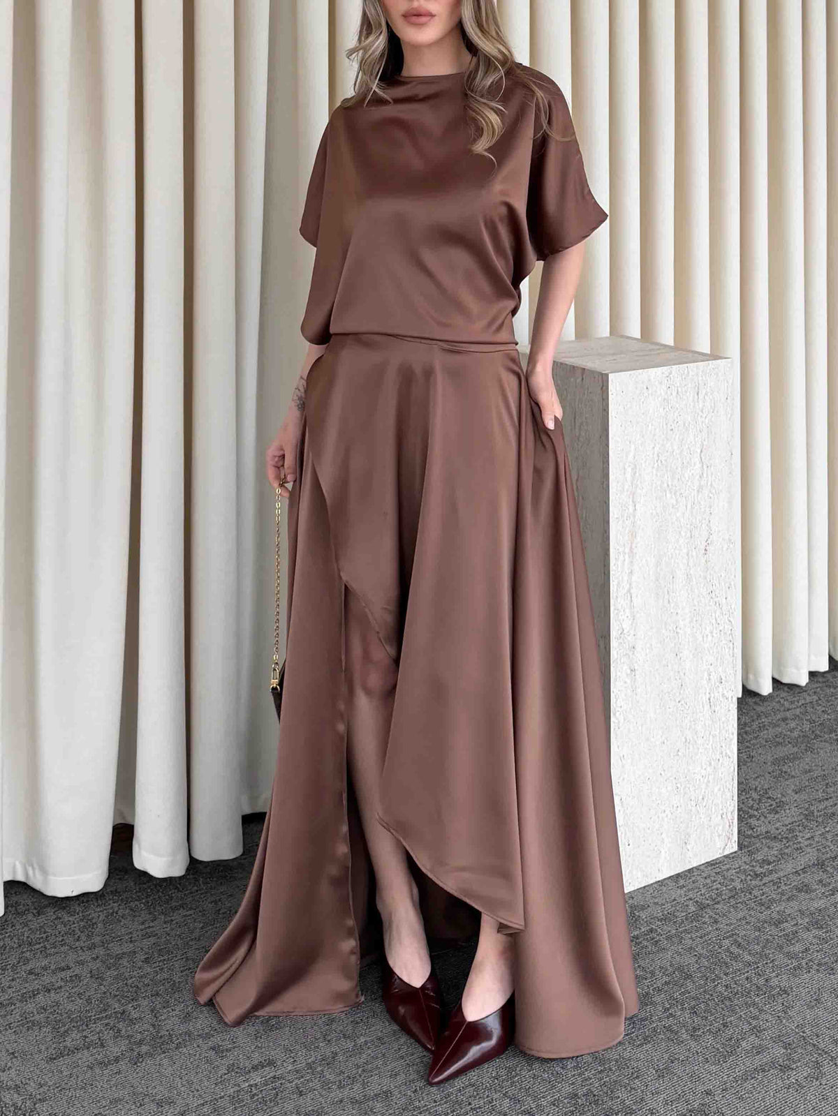 Elegantes fließendes Wickelkleid aus Satin in Midilänge