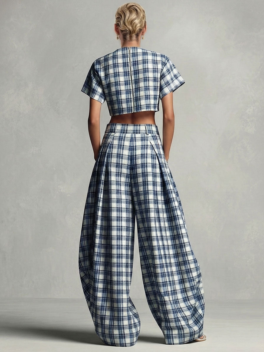 Retro-Zweiteiler aus kariertem Croptop und Shorts