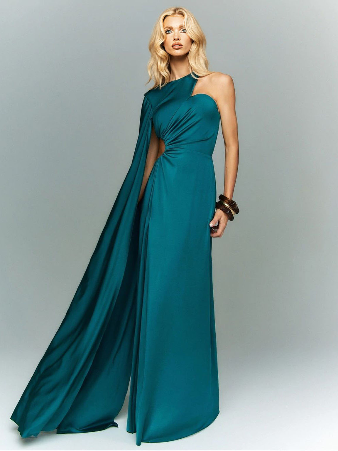 Abito lungo sexy monospalla con cut-out e spacco