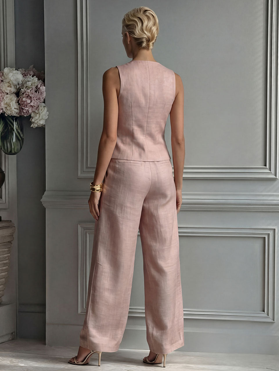 Completo minimalista composto da gilet senza maniche e pantaloni a gamba larga