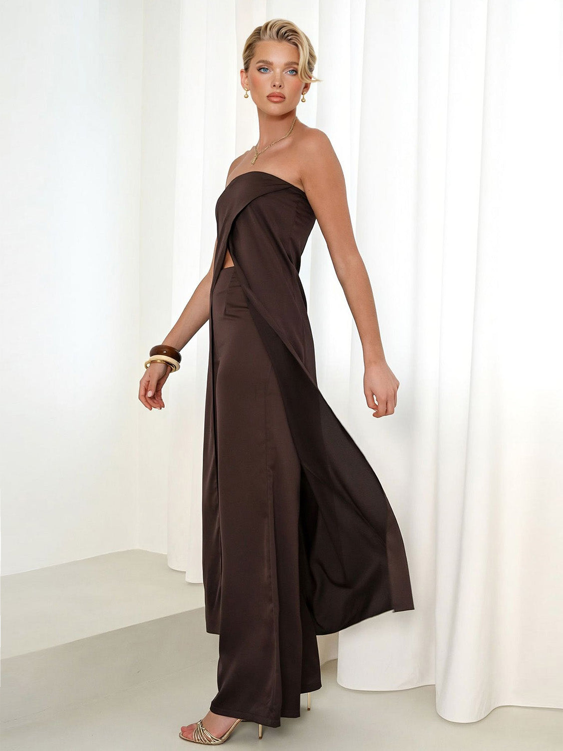 Conjunto elegante de duas peças, com top cai-cai de cetim e calças