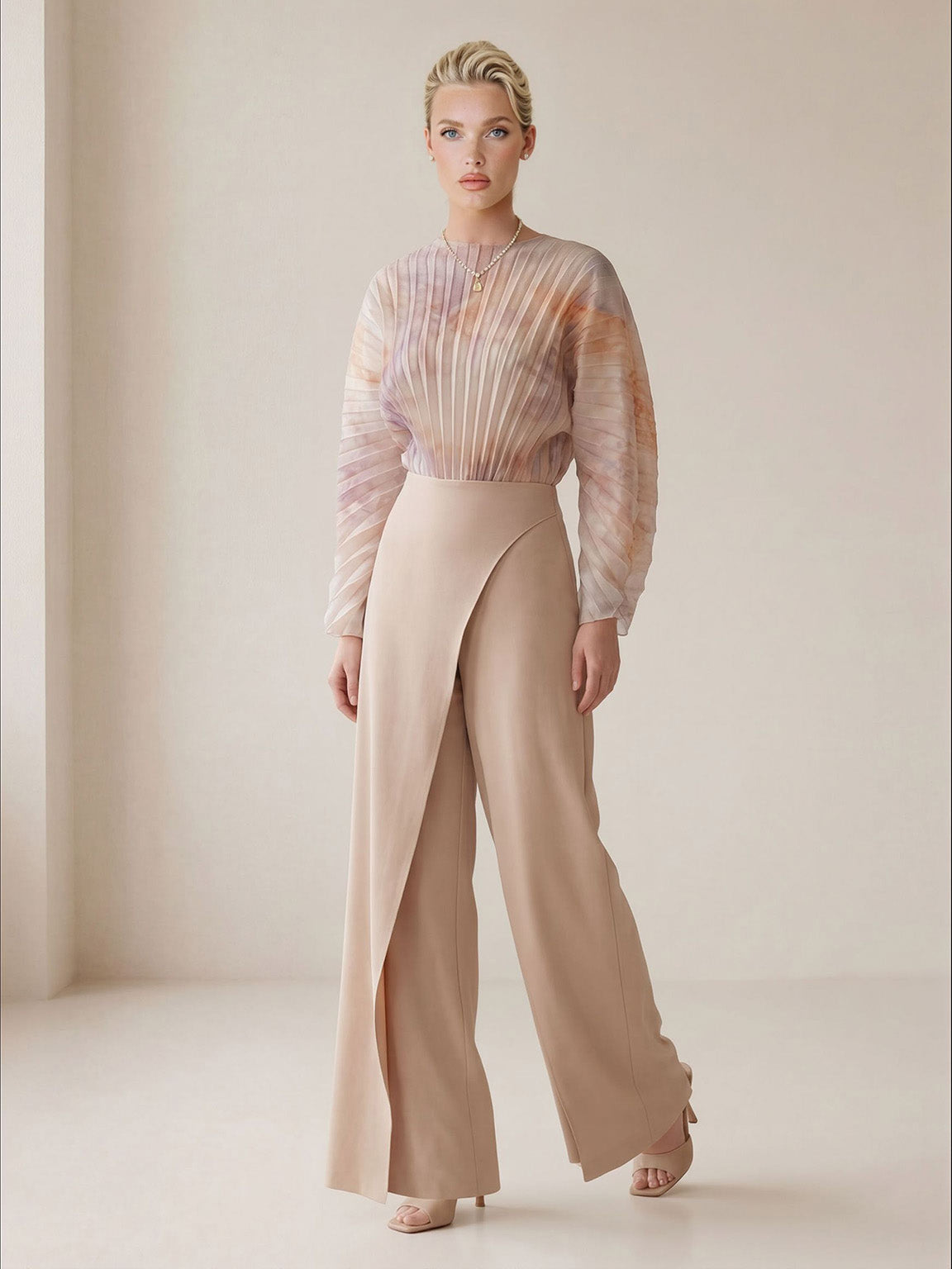Tuta elegante plissettata a maniche lunghe, asimmetrica e con pantaloni a gamba larga