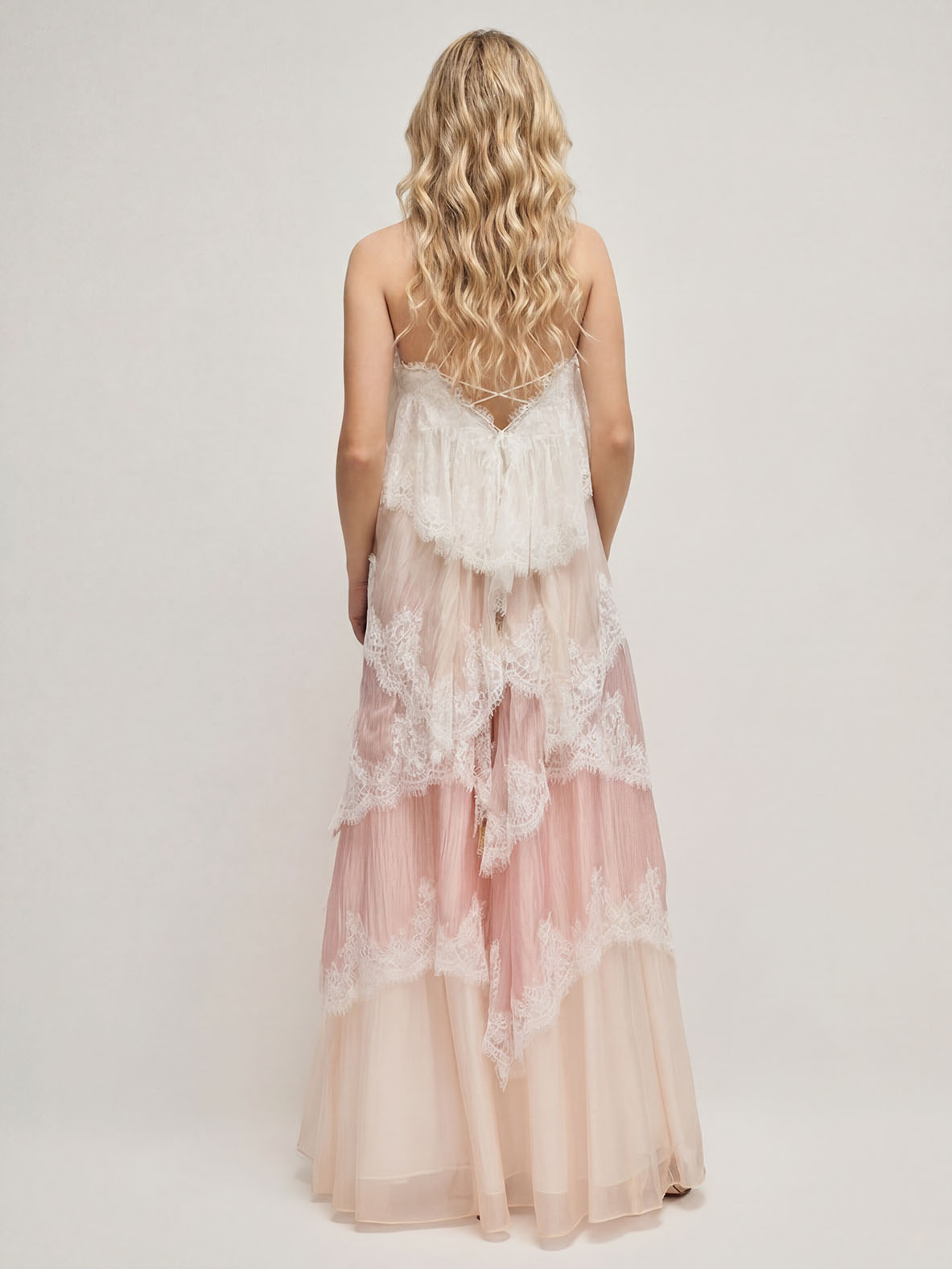 Vestido largo degradado con encaje en capas y tirantes finos