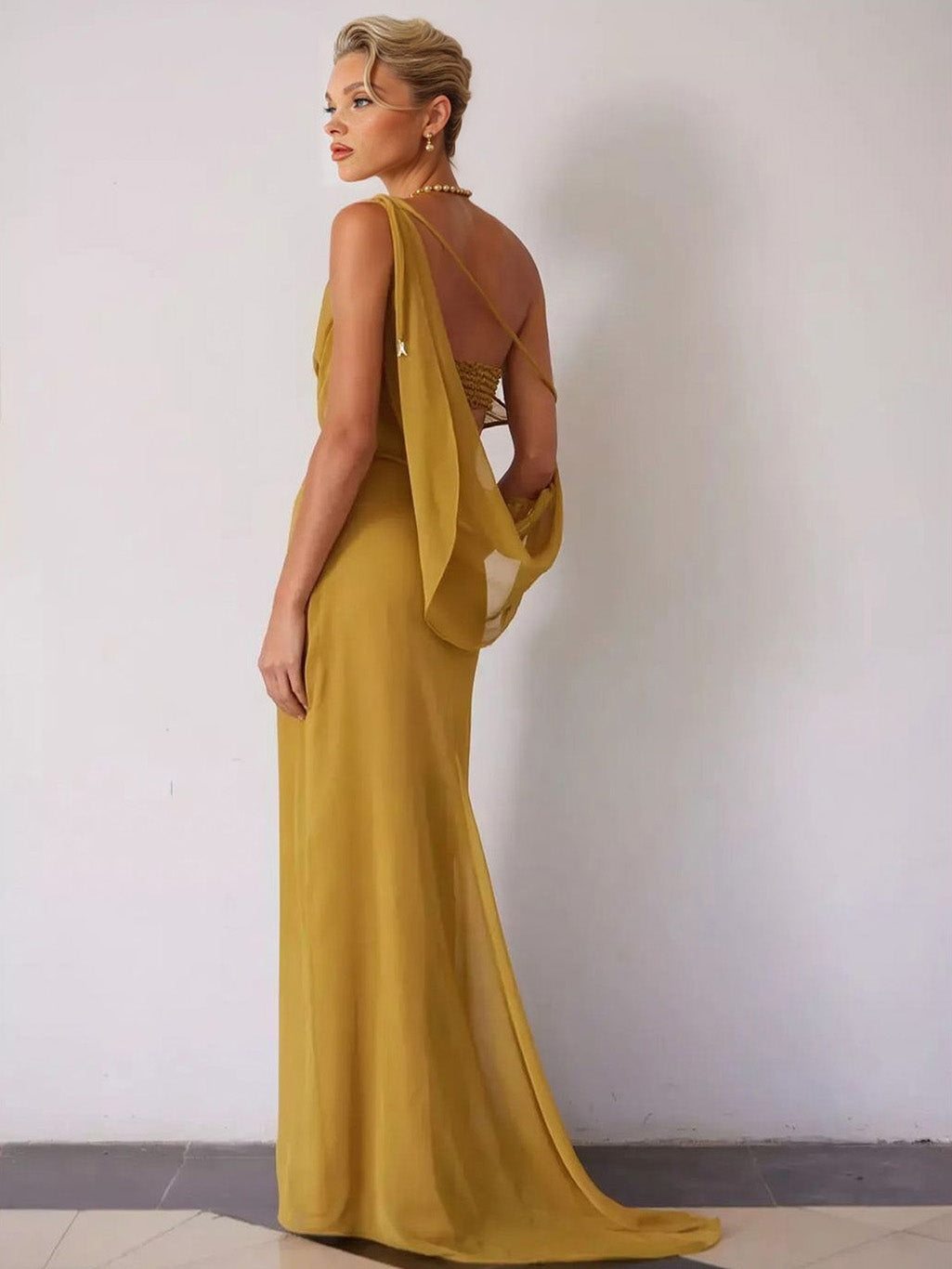 Elegante abito lungo fluido monospalla con vita arricciata